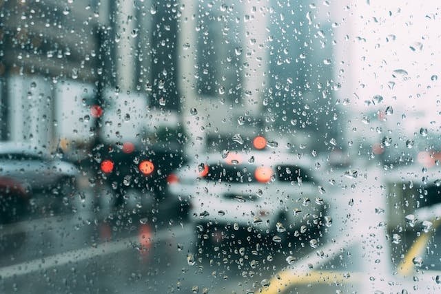 Conduire sous la pluie : les reflexes à avoir
