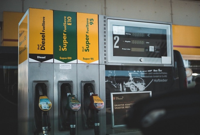 À combien s’élève la hausse des prix des carburants ? Le comparatif par enseigne